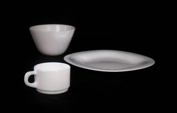 Assiette Blanche Avec Une Tasse Sur Fond Noir — Photo