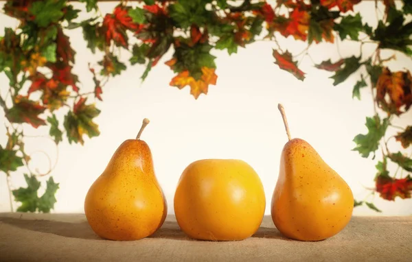 Gelbe Birnen Und Äpfel Auf Weißem Hintergrund — Stockfoto