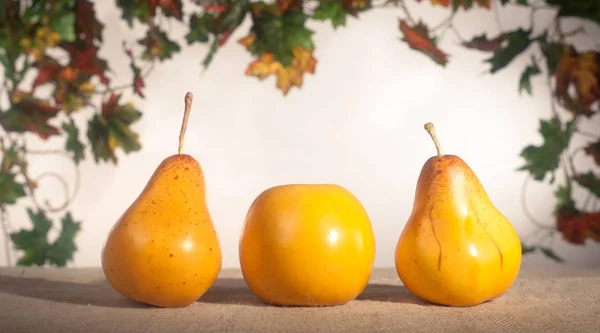 Gelbe Birnen Und Äpfel Auf Weißem Hintergrund — Stockfoto
