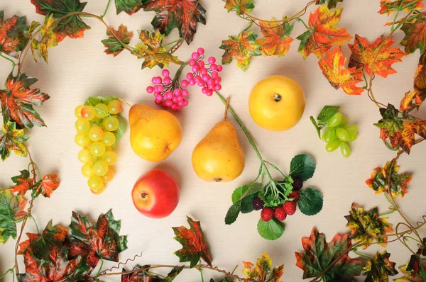 Verschiedene Herbstfrüchte Zwischen Den Blättern Ansicht Von Oben — Stockfoto