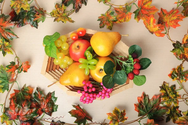 Verschiedene Herbstfrüchte Zwischen Den Blättern Ansicht Von Oben — Stockfoto