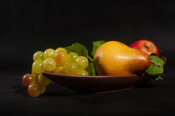 Früchte Einer Schüssel Auf Schwarzem Hintergrund — Stockfoto