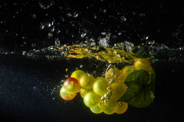 Frische Trauben Wasser Auf Schwarzem Hintergrund Mit Luftblasen — Stockfoto