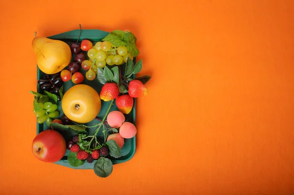 Eine Gruppe Früchte Auf Orangefarbenem Hintergrund — Stockfoto