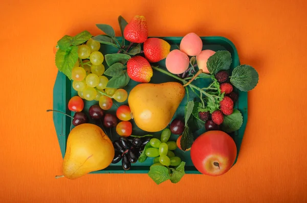 Eine Gruppe Früchte Auf Orangefarbenem Hintergrund — Stockfoto