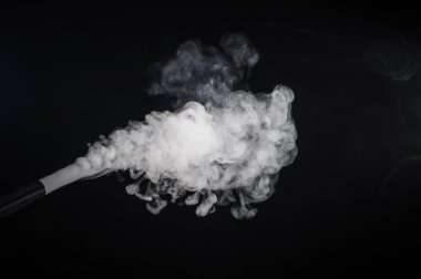 Karanlık bir arkaplanda soyut duman .