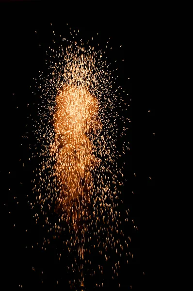 カラフルな噴水花火が夜の闇に流れ — ストック写真