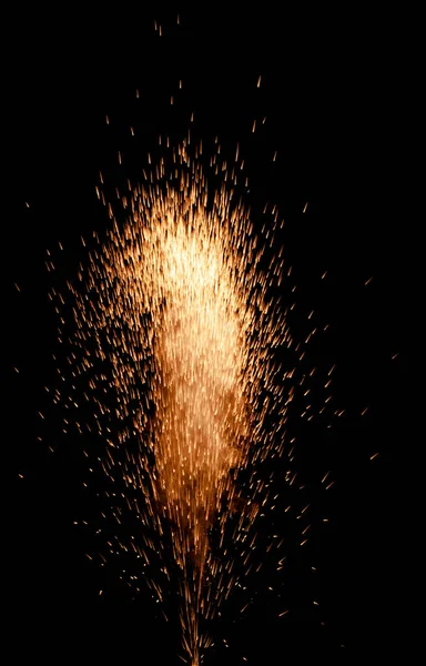 Buntes Fontänen-Feuerwerk strömt in die dunkle Nacht — Stockfoto
