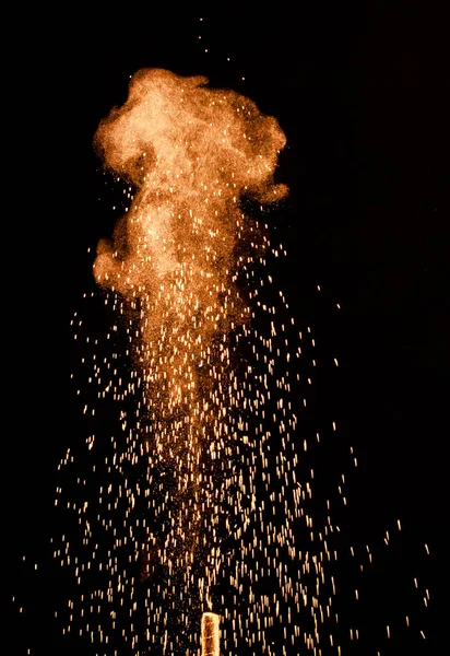 カラフルな噴水花火が夜の闇に流れ — ストック写真