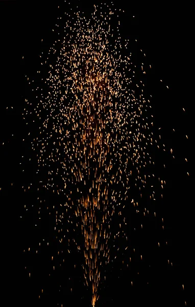 Colorido fonte fogos de artifício fluxo em noite escura — Fotografia de Stock