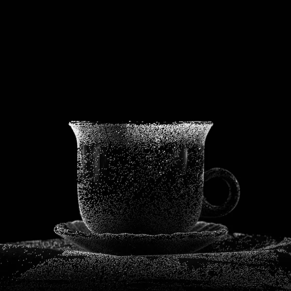 La tasse noire est recouverte de bulles d'air. Fond noir — Photo