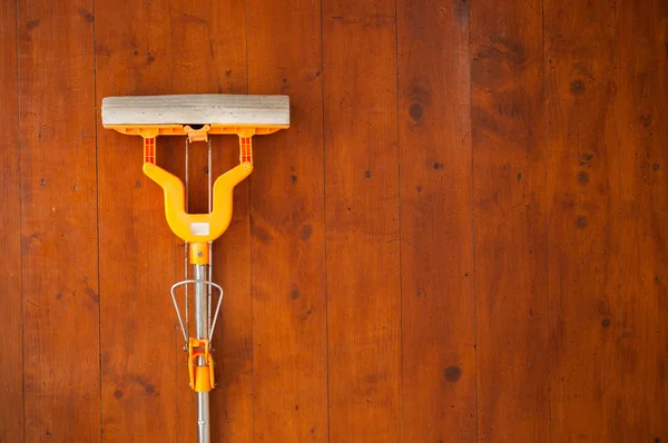 Limpieza de suelo de madera con fregona húmeda naranja — Foto de Stock