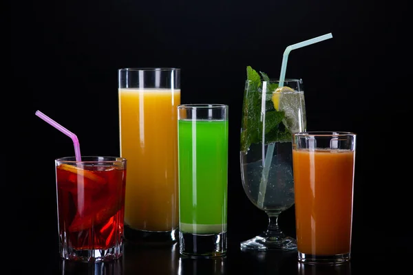 Zestaw koktajli ze świeżych soków owocowych na czarnym tle — Zdjęcie stockowe