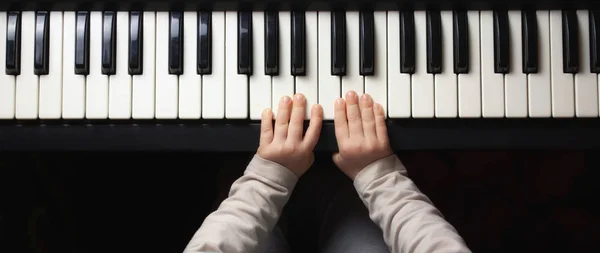 Ręce dzieci uczą się grać na fortepianie — Zdjęcie stockowe