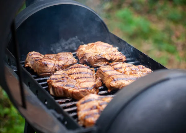 Beef steaks on the grill . Nature photography — Stock Photo, Image