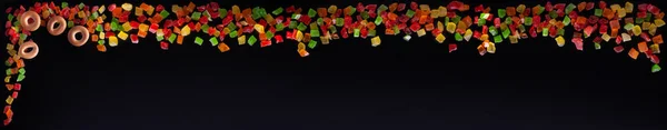 Frutas cristalizadas em fundo preto. fotografia isolada — Fotografia de Stock