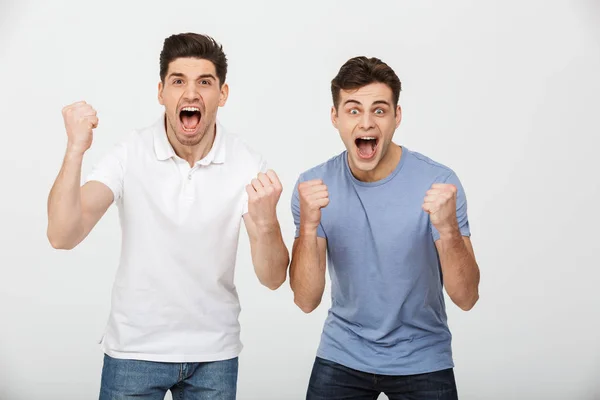 Foto Dos Hombres Extáticos Años Con Camiseta Casual Jeans Gritando — Foto de Stock