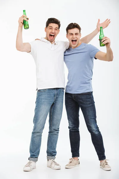 Retrato Completo Dos Jóvenes Felices Celebrando Mientras Sostienen Botellas Cerveza — Foto de Stock