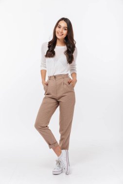 Beyaz arka plan üzerinde izole kamera bakarak bir gülümseyen Asya iş kadını tam uzunlukta portresi