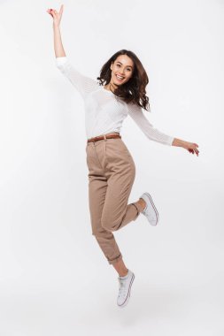 Tam uzunlukta portre gülümseyen bir Asya işkadını kutluyor başarı beyaz arka plan üzerinde izole