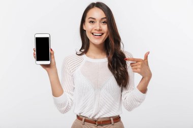 Boş ekran cep telefonu izole beyaz arka plan üzerinde gösterilen bir neşeli Asya iş kadını portresi