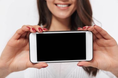 Boş ekran cep telefonu izole beyaz arka plan üzerinde gösterilen mutlu bir iş kadını portresi kapatın