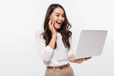 Beyaz arka plan üzerinde izole dizüstü bilgisayar bakarak bir neşeli Asya iş kadını portresi