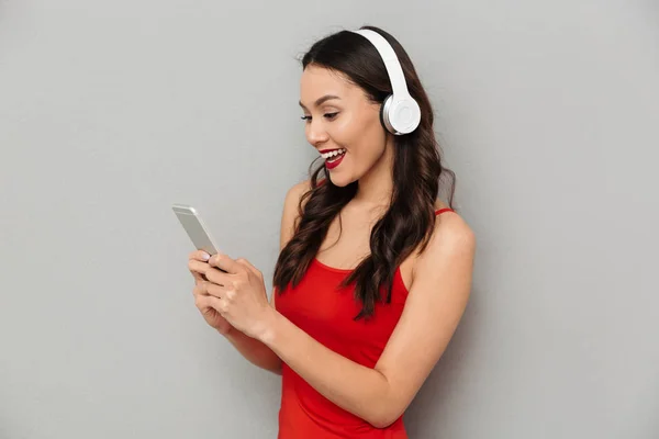 Vista Lateral Mujer Morena Alegre Ropa Casual Auriculares Con Teléfono — Foto de Stock