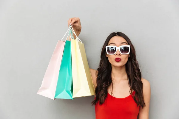 Mujer Morena Joven Ropa Casual Gafas Sol Sosteniendo Paquetes Mirando — Foto de Stock