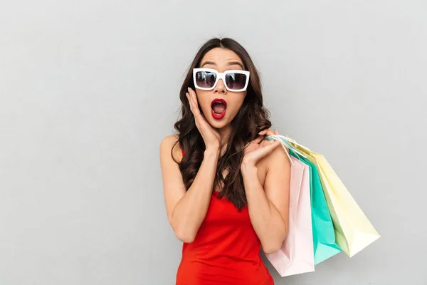 Schockierte Brünette Frau Lässiger Kleidung Und Sonnenbrille Die Pakete Hält — Stockfoto