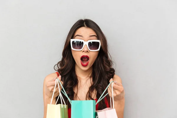 Geschokt Brunette Vrouw Casual Kleding Zonnebril Openen Van Pakketten Camera — Stockfoto