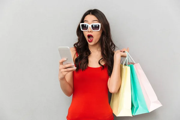 Mujer Morena Impactada Ropa Casual Gafas Sol Con Paquetes Usando — Foto de Stock