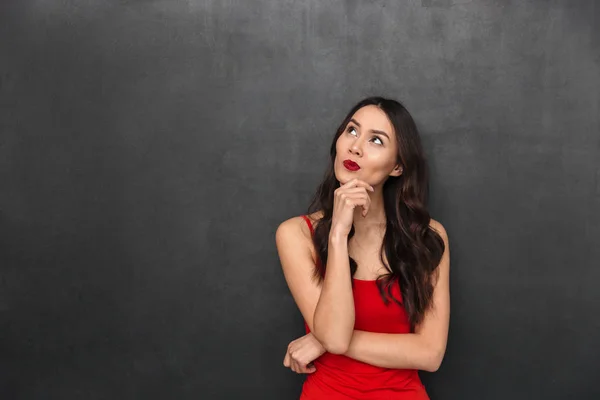 Pensive Brunette Woman Casual Clothes Holding Her Chin Looking Grey — Stock Photo, Image