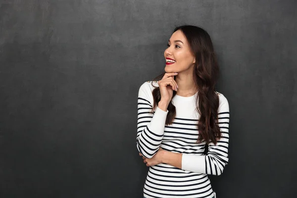 Glimlachend Brunette Vrouw Trui Holding Haar Kin Weg Overziet Zwarte — Stockfoto