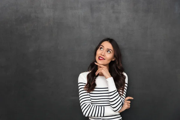 Pensiva Bella Donna Bruna Maglione Toccare Mento Guardando Lontano Sfondo — Foto Stock