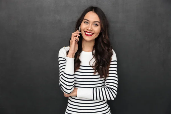 Mulher Morena Sorridente Suéter Conversando Por Smartphone Olhando Para Câmera — Fotografia de Stock