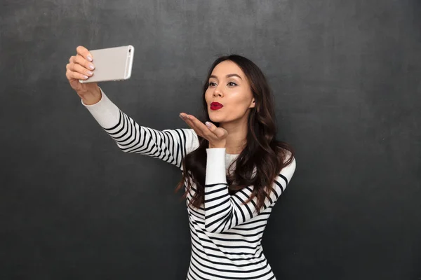 Glædelig Dejlig Brunette Kvinde Sweater Gør Selfie Smartphone Sender Luftkys - Stock-foto