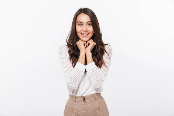 Retrato Una Sonriente Mujer Negocios Asiática Pie Mirando Cámara Aislada —  Fotos de Stock