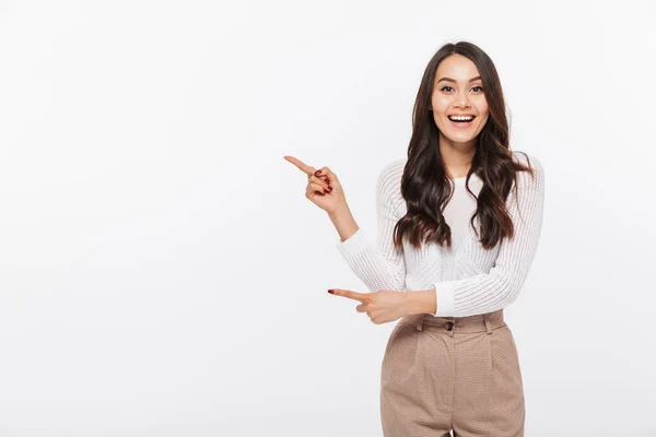 Retrato Una Feliz Mujer Negocios Asiática Apuntando Con Dedo Espacio — Foto de Stock