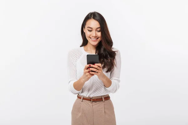 Retrato Uma Mulher Negócios Asiática Feliz Usando Telefone Celular Isolado — Fotografia de Stock