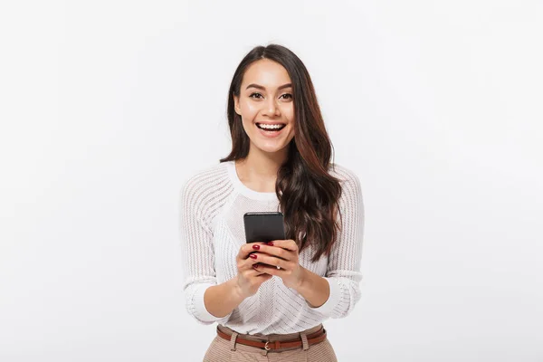 Retrato Una Mujer Negocios Asiática Riendo Usando Teléfono Móvil Aislado —  Fotos de Stock