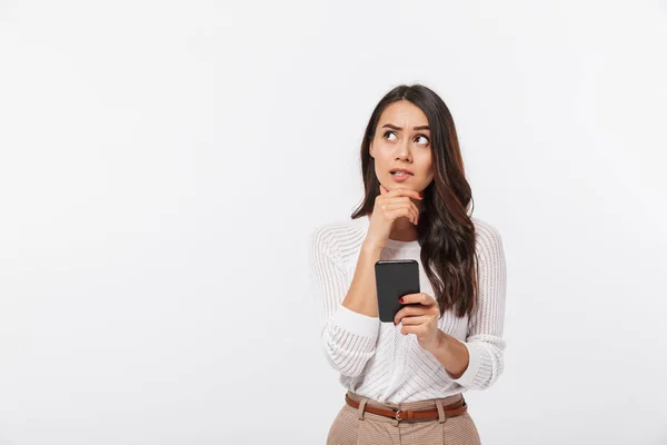 Retrato Una Mujer Negocios Asiática Pensativa Usando Teléfono Móvil Mirando — Foto de Stock