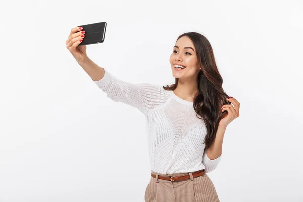 Портрет Улыбающейся Азиатской Предпринимательницы Делающей Селфи Мобильным Телефоном Белом Фоне — стоковое фото