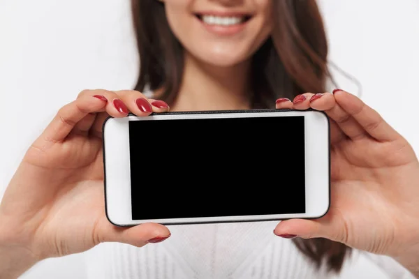 Zblízka Portrétní Šťastný Podnikatelka Zobrazuje Prázdná Obrazovka Mobilní Telefon Izolované — Stock fotografie