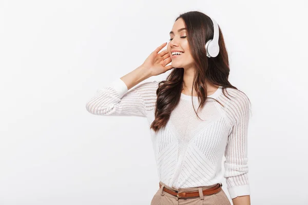 Retrato Una Alegre Mujer Negocios Asiática Escuchando Música Con Auriculares — Foto de Stock