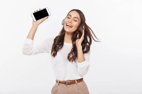 Retrato Una Alegre Mujer Negocios Asiática Escuchando Música Con Auriculares — Foto de Stock