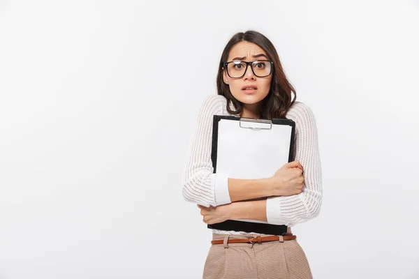 Portrait Confused Asian Businesswoman Holding Blank Clipboard Isolated White Background — Stock Photo, Image