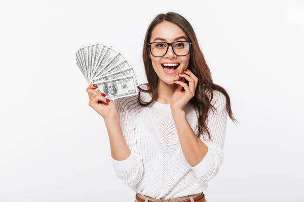 Retrato Uma Mulher Negócios Asiática Feliz Mostrando Notas Dinheiro Isolado — Fotografia de Stock
