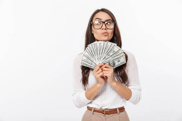Retrato Una Sospechosa Mujer Negocios Asiática Mostrando Billetes Dinero Aislados — Foto de Stock
