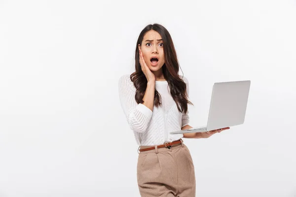 Portret Van Een Geschokt Aziatische Zakenvrouw Holding Laptopcomputer Geïsoleerd Witte — Stockfoto